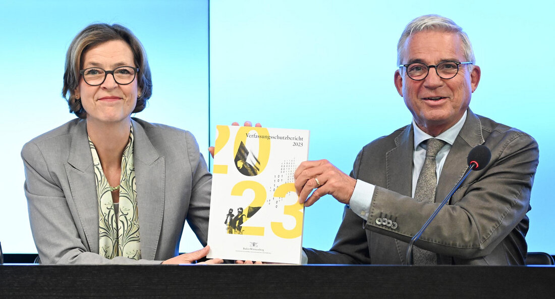 Der jüngst vorgestellte Verfassungsschutzbericht 2023 für Baden-Württemberg wirft ein beunruhigendes Licht auf die aktuellen Bedrohungen, denen die Demokratie und die Sicherheit im Land ausgesetzt sind. In einer Pressekonferenz präsentierten Innenminister Thomas Strobl und Beate Bube, Präsidentin des Landesamts für Verfassungsschutz, die alarmierenden Ergebnisse des Berichts. Laut Minister Strobl ist die Demokratie in Baden-Württemberg gewaltig unter Druck. Die Vielzahl und Komplexität der Bedrohungen reichen von wachsendem Antisemitismus über Spionage und Cyberangriffe bis hin zur Zunahme der Reichsbürgerszene. Der Angriff der Hamas auf Israel im Oktober 2023 hat die Bedrohung des jüdischen Lebens auch in Deutschland verdeutlicht, wie die Zunahme antisemitischer Straftaten …