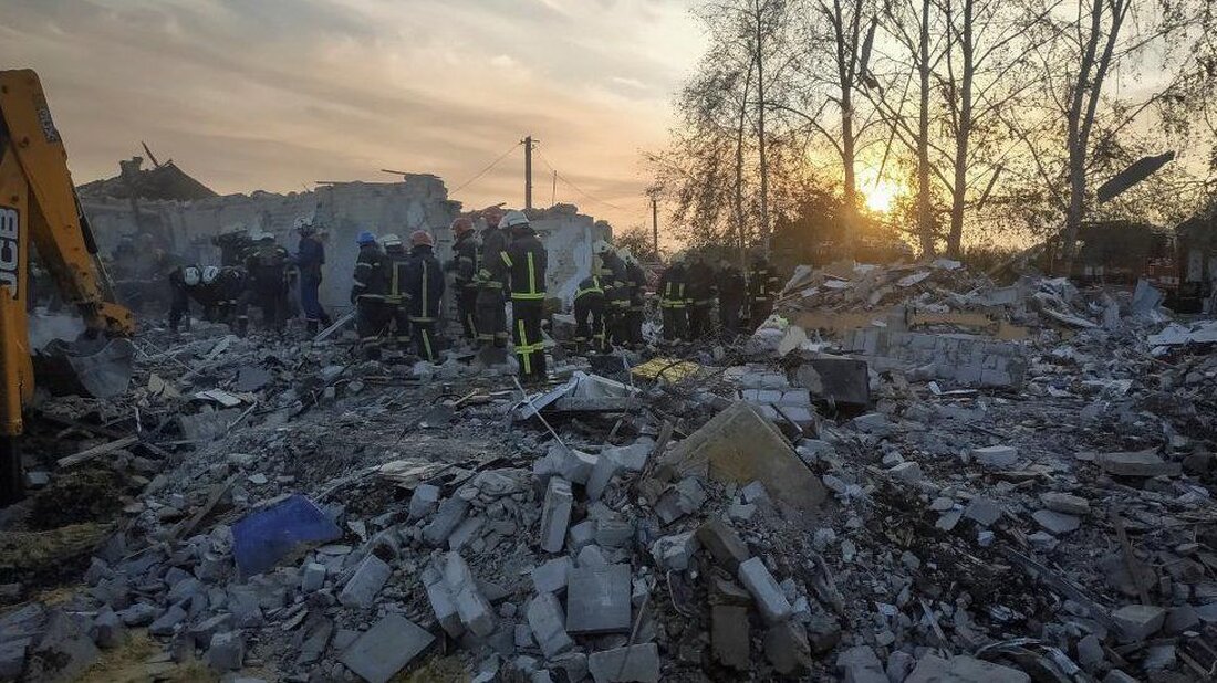 Bei einem russischen Angriff auf das Dorf Hroza südöstlich von Charkiw sind nach Angaben der Ukraine mindestens 51 Menschen getötet worden, darunter ein achtjähriger Junge. Dorfbewohner waren gerade dabei, einer Trauerfeier für einen Anwohner beizuwohnen, als um 15:15 Uhr Ortszeit (13:15 Uhr BST) eine Rakete einschlug. Das ukrainische Verteidigungsministerium sagte, es gebe in der Gegend keine militärischen Ziele, sondern nur Zivilisten. Der Regionalleiter von Charkiw, Oleh Synyehubov, bezeichnete den Angriff als eines der „blutigsten Verbrechen“ in der Region. Er bestätigte, dass es sich bei allen Verstorbenen um Bewohner des Dorfes handelte und dass bei dem heutigen Angriff 20 % der …