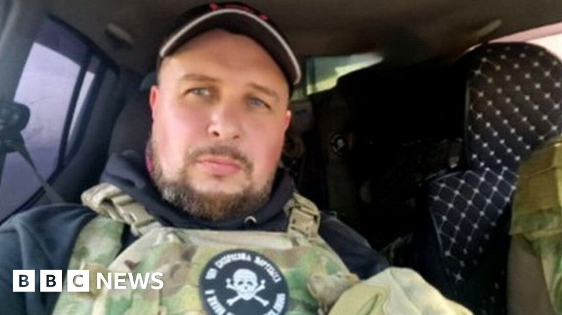 Eine Explosion in einem Café in St. Petersburg hat den prominenten russischen Militärblogger Vladlen Tatarsky getötet, wie das russische Innenministerium bestätigte. Nach Angaben der Polizei wurden bei der Explosion im Street Bar Cafe mindestens 16 Menschen verletzt. In den sozialen Medien gepostete Videos zeigen eine Explosion und verletzte Menschen auf der Straße. Wer für die Explosion verantwortlich war, ist unklar. Vladlen Tatarsky (richtiger Name Maxim Fomin) war ein lautstarker Befürworter des russischen Krieges in der Ukraine. Er hatte von der ukrainischen Front berichtet und erlangte letztes Jahr besondere Berühmtheit, nachdem er ein im Kreml gedrehtes Video gepostet hatte, in dem …
