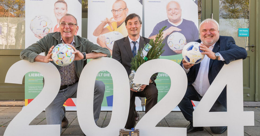 Bekanntgabe der Leipziger Botschafter/in zur UEFA EURO 2024™ Auf dem Weg zur UEFA EURO 2024™(14. Juni bis 14. Juli 2024) bekommt das Leipziger Projektteam ab sofort starke Unterstützung: Mit Prof. Dr. Jörg Junhold (Direktor Zoo Leipzig), Anja Mittag (Co-Trainerin RB Leipzig) und Jürgen Zielinski (Regisseur, Dramaturg, Theaterintendant) stellte Heiko Rosenthal (Bürgermeister und Beigeordneter für Umwelt, Klima, Ordnung und Sport der Stadt Leipzig) heute drei Botschafter für die UEFA Fußball-Europameisterschaft 2024™ in Leipzig vor. von links: Jürgen Zielinski, Heiko Rosenthal, Prof. Dr. Jörg Junhold © Eric Kemnitz Dass Prof. Dr. Junhold die Funktion des offiziellen Botschafters ausfüllen wird, steht bereits seit &hellip;
