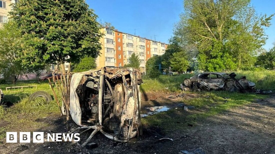 Nach Angaben des Gouverneurs sind in der russischen Grenzregion Belgorod zwei Frauen bei Bombenangriffen getötet worden. Wjatscheslaw Gladkow sagte, die Opfer seien von Granatsplittern getroffen worden, als sie in einem Auto in der Nähe des Dorfes Maslova Pristan unterwegs waren. Beamte in den benachbarten Regionen Brjansk und Kursk sagten, Gebäude seien durch Beschuss und einen nächtlichen Drohnenangriff beschädigt worden. Ukrainische Beamte haben bisher keinen Kommentar abgegeben. Kiew hat jedoch eine Beteiligung an früheren Angriffen jenseits der Grenze bestritten, die angeblich von russischen regierungsfeindlichen Gruppen verübt worden seien. In Belgorod sagte Herr Gladkow, zwei weitere Personen, die in einem anderen Auto …