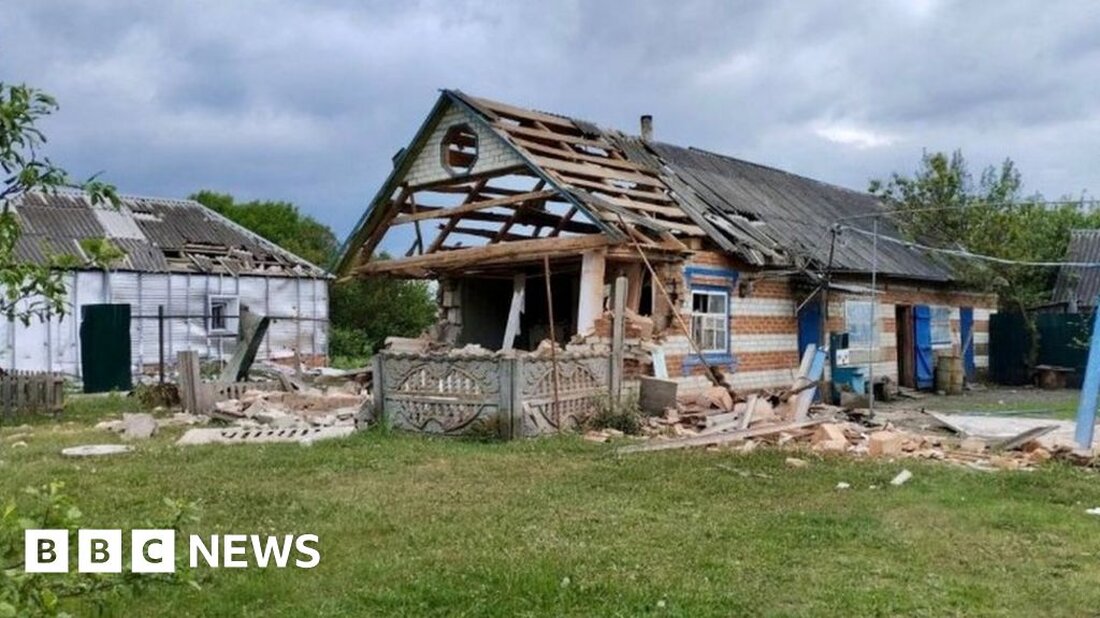 Der russische Verteidigungsminister Sergej Schoigu hat eine „harte Reaktion“ auf grenzüberschreitende Übergriffe aus der Ukraine versprochen. Seine Kommentare kamen, nachdem Moskau erklärt hatte, es habe einen Angriff in der Region Belgorod abgewehrt. Regionalgouverneur Wjatscheslaw Gladkow sagte jedoch, es habe über Nacht eine „große Zahl“ Drohnenangriffe gegeben. Die Ukraine bestreitet eine Beteiligung an der Razzia – und zwei russische paramilitärische Gruppen, die sich gegen den russischen Präsidenten Wladimir Putin stellen, sagen, dass sie dahinter stecken. Am Montag drangen Angreifer aus der Ukraine auf russisches Territorium ein. Herr Shoigu berichtete Beamten des Verteidigungsministeriums über den Überfall und sagte, „mehr als 70 ukrainische …
