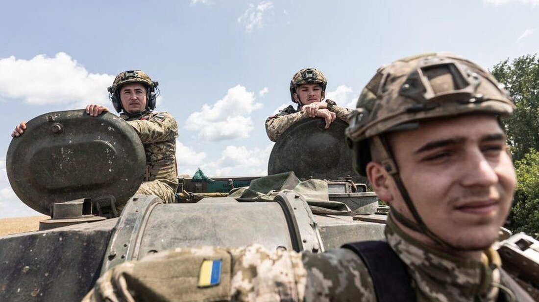Das Defence Command Paper der Regierung sei stark von Lehren aus der Ukraine beeinflusst, sagte Verteidigungsminister Ben Wallace. In dem lang erwarteten Papier, das am Dienstag veröffentlicht wurde, wird dargelegt, wie das Vereinigte Königreich weitere 2,5 Milliarden Pfund in Lagerbestände investieren wird. Die Ukraine sei „tragischerweise zu einem Kampflabor“ für neue Kriegstechnologie geworden, sagte Wallace gegenüber der BBC. Weitere 400 Millionen Pfund werden außerdem für die Verbesserung der Personalunterkünfte ausgegeben. Das ursprünglich im Jahr 2021 veröffentlichte Defence Command Paper wurde aktualisiert, um die letzten 18 Monate widerzuspiegeln. In dieser Zeit half die westliche Hilfe der Ukraine, sich gegen die russische …