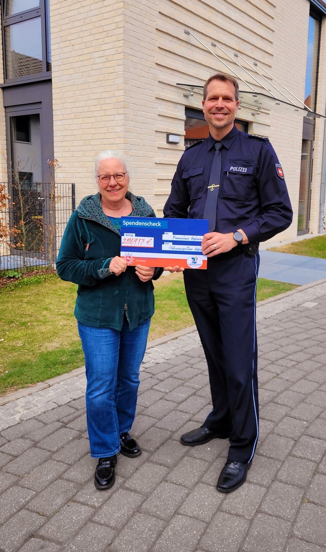 Polizei Gifhorn überreicht 2869,17 Euro an Frauenhaus nach erfolgreichem Benefizkonzert – das Warten hat sich ausgezahlt.