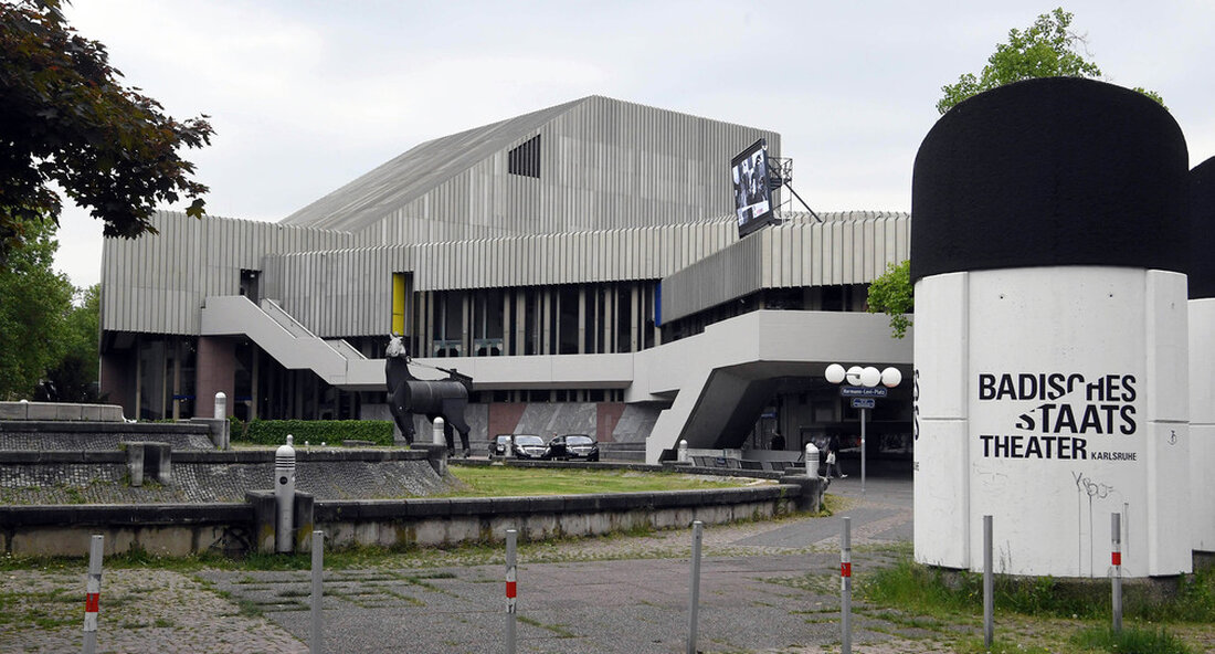 Der Verwaltungsrat des Badischen Staatstheaters in Karlsruhe hat den Auftrag erteilt, über die Kündigung des Vertrages des Generaldirektors zu verhandeln. Eine Strukturkommission soll eine Empfehlung für die zukünftige Management- und Organisationsstruktur abgeben. Der Verwaltungsrat von Badener Staatstheater wies das Kunstministerium in seiner Sitzung am Montag, dem 30. November 2020, in Karlsruhe einstimmig an, in Abstimmung mit der Stadt die Kündigung des Dienstleistungsvertrags mit dem Geschäftsführer für den Zeitraum vom 1. September 2021 bis zum 31. August zu verhandeln. 2026 und der Verwaltungsrat zur Entscheidung vorgelegt werden. Dies lag in der Verantwortung des Vorsitzenden, des Kunstministers Theresia Bauer und Oberbürgermeister Dr. …