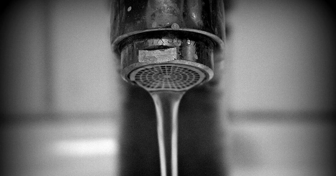 Beratung zu Trink- und Brunnenwasser im Umweltinformationszentrum Wer sich zur Qualität von Leitungs- und Brunnenwasser informieren möchte, kann sich am Dienstag, den 21. März 2023, zwischen 15 und 17 Uhr, persönlich und kostenlos im Umweltinformationszentrum (UiZ) beraten lassen. © TanteTati via Pixabay.com Creative Commons 1.0 Public Domain Gemeinsam mit Fachleuten des Umweltinstituts Leipzig e. V. werden beispielsweise die Einflüsse der Hausinstallation auf die Trinkwasserqualität und die Bedeutung der Härtegrade erklärt. Zudem können gegen eine Gebühr von 10 bis 29 Euro Wasserproben zur Untersuchung abgegeben werden. Diese sollten nach Möglichkeit frisch und randvoll abgefüllt sein. Die persönlichen Beratungstermine werden nur mit …