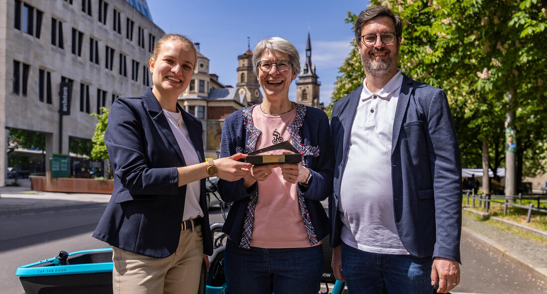 Die Beratungsstelle Bike+Ride des Landes Baden-Württemberg hat beim Deutschen Fahrradpreis den ersten Platz in der Kategorie „Service und Kommunikation“ gewonnen. Das Ziel der Beratungsstelle ist es, sichere und nahe Fahrradabstellanlagen an allen Start- und Zielpunkten zu gewährleisten. Mit diesem Erfolg unterstreicht das Team der Nahverkehrsgesellschaft Baden-Württemberg (NVBW) seine Bemühungen, die Fahrrad-Infrastruktur im Land zu verbessern. Die Auszeichnung würdigt die Arbeit der Beratungsstelle, die seit 2022 kostenfrei Kommunen und Landkreise bei der Vorbereitung und Umsetzung von Bike+Ride-Anlagen unterstützt. Durch die Verdoppelung des Angebots auf 100.000 Stellplätze bis 2030 soll der Radverkehrsanteil in Baden-Württemberg erhöht und das Fahrradfahren als attraktive Alternative zum …