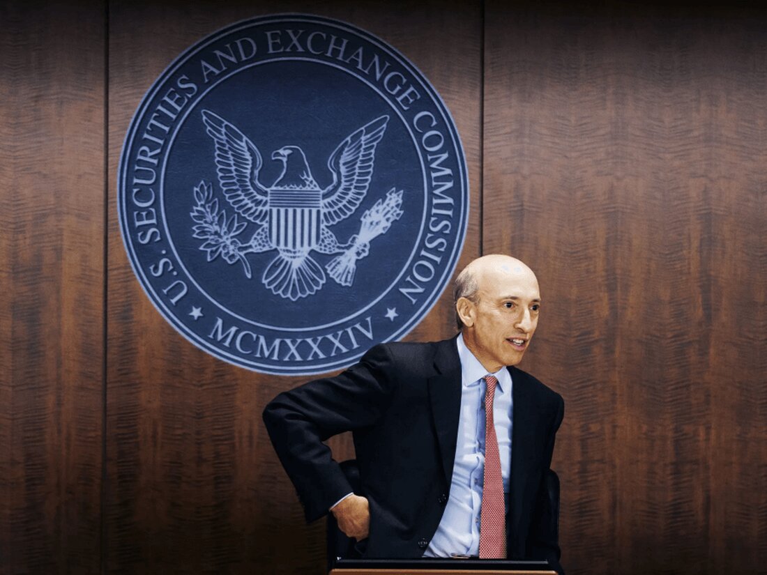 Gary Gensler wird am 20. Januar 2025 zurücktreten. Solana und XRP unter den Kryptowährungen steigen aufgrund der Nachrichten stark an. Der Vorsitzende der US-Börsenaufsichtsbehörde Securities and Exchange Commission, Gary Gensler, hat seinen Rücktritt aus der Behörde mit Wirkung zum 20. Januar 2025 angekündigt. Gensler kündigte seinen Austritt aus der Kommission an Pressemitteilung am Donnerstag, den 21. November, und zwar einige Wochen nach den US-Wahlen, bei denen Donald Trump gewann. Während des Wahlkampfs versprach Trump, den äußerst unpopulären und heftig kritisierten SEC-Vorsitzenden „am ersten Tag“ seiner Präsidentschaft zu entlassen. Die Kryptoindustrie erwartete weitgehend seinen Ausstieg. Die Nachricht von seinem Ausstieg führte …