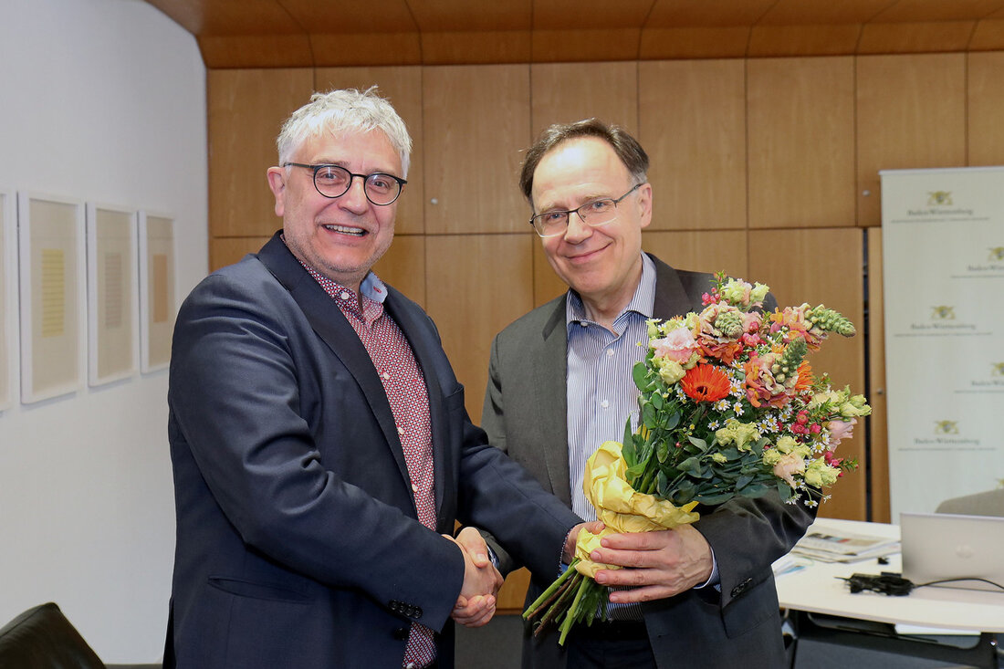 Carl Bergengruen bleibt bis 2026 Geschäftsführer der Medien- und Filmgesellschaft Baden-Württemberg. Die Medien- und Filmgesellschaft ist eine der ersten Filmförderanstalten, die nachhaltige Strukturen bei der Filmförderung entwickelten. Carl Bergengruen bleibt Geschäftsführer der MFG Medien- und Filmgesellschaft Baden-Württemberg. „Er hat den Filmstandort Baden-Württemberg in den vergangenen fast zehn Jahren ganz wesentlich vorangebracht, und sich um die Games-Szene erfolgreich gekümmert“, sagte Staatssekretär Arne Braun bei der Vertragsverlängerung am Donnerstag, 30. März 2023, in Stuttgart. Der Aufsichtsrat der MFG hatte der Verlängerung zugestimmt. „So war die MFG eine der ersten Filmförderanstalten, die nachhaltige Strukturen bei der Filmförderung entwickelten, Green Shooting stammt aus Baden-Württemberg“, …