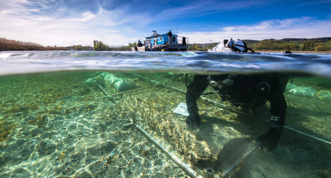 Die Rettung eines mehr als 4.000 Jahre alten Einbaum-Kanus im Bodensee durch die staatliche Denkmalschutzabteilung beginnt. Es ist das älteste bekannte Wasserfahrzeug vom Bodensee. Der Fund unterstreicht die außerordentliche Bedeutung des Bodensees als archäologische Schatzkammer des Staates. Ab dieser Woche wird im Seerhein bei Konstanz ein acht Meter langes Einbaumkanu aus dem 24. bis 23. Jahrhundert v. Chr. Geborgen. Staatssekretärin Katrin Schütz und Bezirkspräsident Wolfgang Reimer hat sich persönlich ein Bild von dem spektakulären Fund und seiner anspruchsvollen Rettungsaktion gemacht, die mehrere Wochen dauern wird. „Dieses Einbaum-Kanu ist das älteste Wasserfahrzeug vom Bodensee, das wir bisher kennen. Im Jahr des …