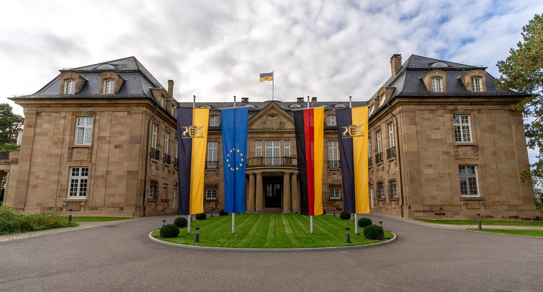 Der Lenkungskreis „SARS-CoV-2 (Coronavirus)“ hat sich in seiner Sitzung am 26. Januar 2022 mit der aktuellen Pandemielage befasst. Themen des Treffens waren außerdem ein Statusbericht des Innenministeriums zur Aufrechterhaltung der kritischen Infrastruktur, ein Bericht des Gesundheitsministeriums zur Online-Veranstaltung zum Thema Impfpflicht und Impfregister in der Berliner Landesvertretung sowie der Ausstieg des Bundesstaates aus der Luca-App. Aktuelle Pandemiesituation Die Zahl der Corona-Neuinfektionen in Baden-Württemberg steigt weiter an. Die 7-Tage-Inzidenz liegt bei 969,3 (Stand: 26. Januar 2022) und hat sich seit Dezember 2021 vervierfacht. Innerhalb einer Woche stieg die Positivrate bei den PCR-Tests von 30 auf 40 Prozent. Das Landesgesundheitsamt schätzt den …