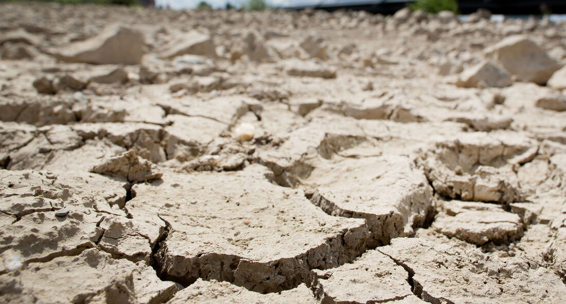 Umweltministerin Thekla Walker wirbt im Kabinett für eine zügige Umsetzung der Wassermangelstrategie des Landes, da Heiß- und Trockenphasen aufgrund des Klimawandels zunehmen werden. Ziel der Strategie ist es, den Handlungsbedarf zum Umgang mit Wassermangel im Land herauszuarbeiten. Umweltministerin Thekla Walker hat in der Kabinettssitzung am 13. September 2022 für eine schnelle Umsetzung der Niedrigwasserstrategie des Landes und eine entsprechende Unterstützung geworben: „Wir haben einen extremen Sommer erlebt, geprägt von einer lang anhaltenden Trockenphase, von bedrohlichem Niedrigwasser sowie abnehmenden Grundwasserständen. Diese Heiß- und Trockenphasen werden in Folge des Klimawandels zunehmen. Deshalb gilt es, die in unserer Wassermangelstrategie aufgeführten Vorsorgemaßnahmen in der …