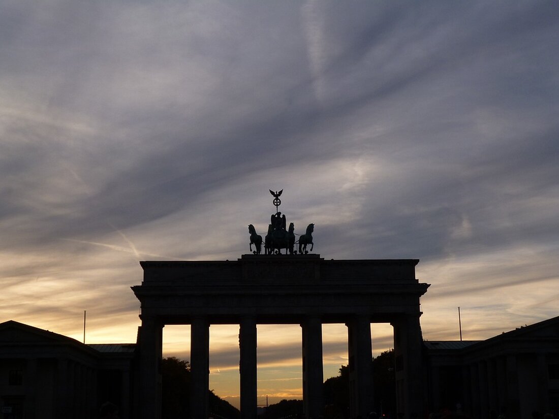 Die Berliner Schulbauoffensive hat das erklärte Ziel, gute und ausreichende Schulplätze durch den Neubau, die Sanierung und Erweiterung von Schulen bereitzustellen. Die HOWOGE ist als Partner des Landes Berlin mit der Sanierung der B.-Traven-Gemeinschaftsschule beauftragt. Die Schule besteht aus mehreren Teilgebäuden unterschiedlichen Baualters, die in den kommenden Jahren saniert und barrierefrei umgebaut werden. Gleichzeitig wird der Standort erweitert, um die Schulplatzkapazität auf insgesamt rund 888 Schulplätze zu erhöhen. Die steigende Nachfrage nach Schulplätzen in der Region macht diese Maßnahmen erforderlich. Um Bürgerinnen und Bürgern das Projekt näher zu bringen und den aktuellen Planungsstand vorzustellen, laden die HOWOGE und der Fachbereich …