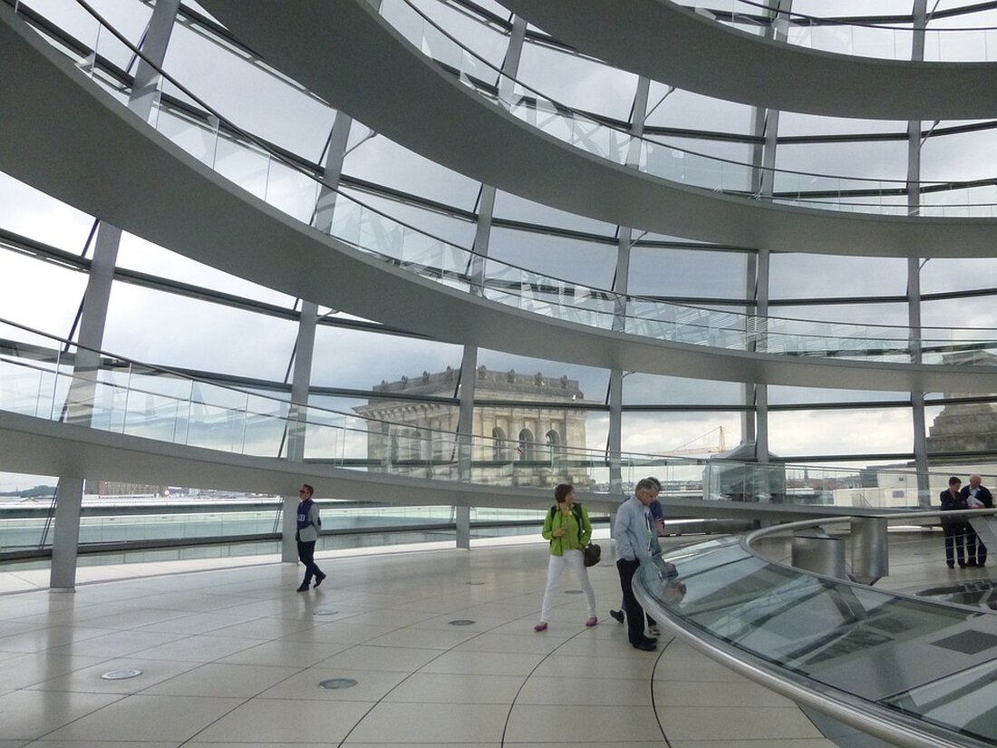 In einer Pressemitteilung vom 18. Juni 2024 wird bekannt gegeben, dass das Bürgeramt, das Amt für Soziales und das Wohnungsamt im Rahmen der 50. Berliner Seniorenwoche kostenfreie Beratungen und Dienstleistungen anbieten werden. Unter dem Motto „Zukunft gemeinsam gestalten“ werden mobile Sprechstunden organisiert, um den Bürger*innen näher zu kommen, besonders denjenigen, die aufgrund ihres Alters oder gesundheitlicher Gründe nicht persönlich vorbeikommen können. Die Aktion ist vorerst als einmaliges Event geplant, kann jedoch je nach Interesse und Nachfrage in regelmäßigen Abständen wiederholt werden. Der stellvertretende Bezirksbürgermeister Oliver Nöll äußerte sich positiv über die geplante Initiative und wies auch auf das Projekt „Digital-Zebra“ …