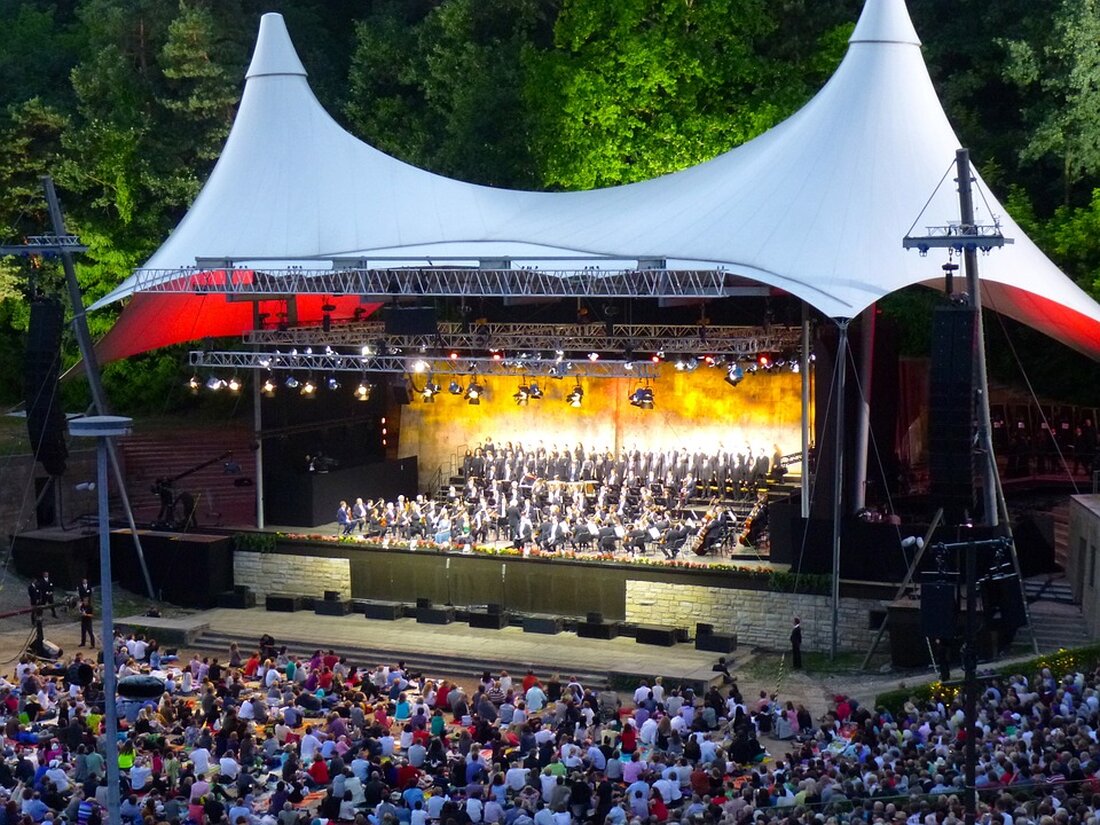 Gemäß einem Bericht von www.berlin.de, werden die nächsten beiden Parkzonen im Berliner Stadtteil Tempelhof-Schöneberg voraussichtlich im Sommer 2024 in Betrieb gehen. Es handelt sich dabei um die Parkzonen St. Joseph Krankenhaus (Zone 90) und Manfred-von-Richthofen-Straße (Zone 91). Diese beiden Zonen werden sich zu den bereits in diesem Jahr eröffneten vier Zonen in Schöneberg gesellen, sodass der gesamte Innenstadt-Bereich des Bezirkses parkraumbewirtschaftet sein wird. Die Einführung der neuen Parkzonen hat Auswirkungen auf die Anwohnerinnen und Anwohner sowie auf die Gewerbetreibenden des Bezirks. Durch die Parkraumbewirtschaftung wird es in den betroffenen Zonen zu einer begrenzten Verfügbarkeit von Parkplätzen kommen. Anwohnerinnen und Anwohner …