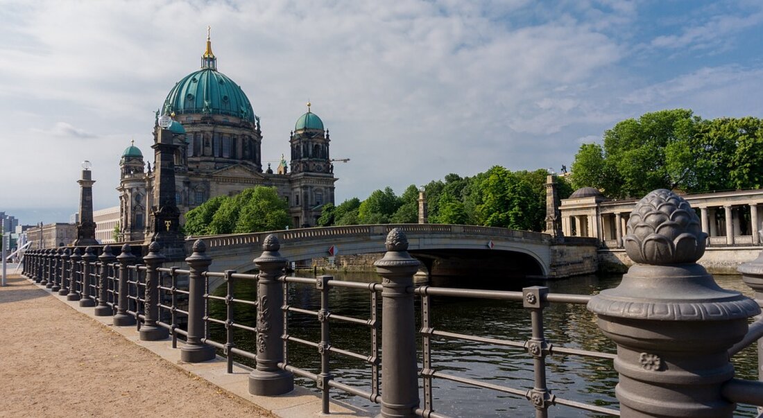 Innensenatorin Iris Spranger informiert über Polizeieinsätze anlässlich des ersten Jahrestags des Hamas-Terrorangriffs in Berlin.