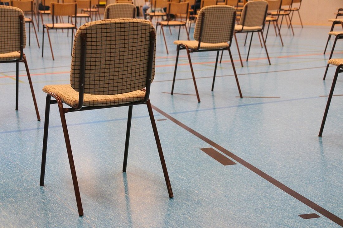 Verantwortung tragen? Etwas Sinnvolles tun? Mit Familien, Kindern und Jugendlichen arbeiten? Der Berlin-Tag, die größte Berufs- und Informationsmesse für Schulen, Kitas und Jugendämter, findet am Samstag, den 14.10.2023 in der „STATION Berlin“ am Gleisdreieck in der Luckenwalderstraße 4-6 statt. Anmeldemöglichkeiten und weitere Informationen sind auf der Seite www.machberlingross.de/berlin-tag-10-2023 zu finden. Geöffnet ist der Berlin-Tag von 9.00 bis 15.30 Uhr. Das Jugendamt Reinickendorf ist gemeinsam mit den anderen elf Berliner Jugendämtern vor Ort und informiert junge Menschen, Schülerinnen und Schüler, Studierende, potentielle Quereinsteiger, Fachkräfte und alle Interessierten zu den vielfältigen Berufsmöglichkeiten in der Behörde. Der Bezirksstadtrat für Jugend und Familie Alexander …