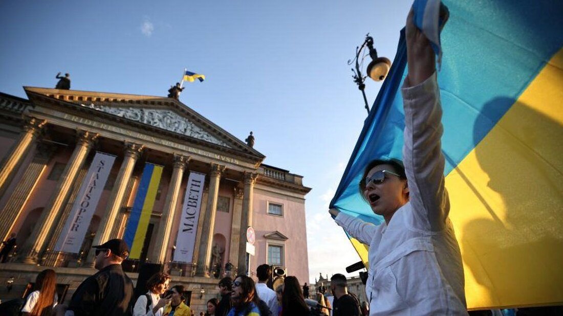 Demonstranten haben die Berliner Staatsoper ins Visier genommen, weil sie sich weigerte, den ersten Auftritt der russischen Opernsängerin Anna Netrebko dort seit dem Krieg 2022 abzusagen. Sie riefen „Schande“ und warfen der Sopranistin vor, Wladimir Putin nicht für die russische Invasion in der Ukraine verurteilt zu haben. Der Berliner Bürgermeister, der Kultursenator und der deutsche Botschafter der Ukraine kritisierten die Oper dafür, dass sie der Sängerin die Rückkehr auf die Bühne ermöglichte. Frau Netrebko hat den Krieg kritisiert und argumentiert, sie habe Herrn Putin einige Male getroffen. Allerdings feierte sie nur ein Jahr vor der Invasion ihren 50. Geburtstag mit …