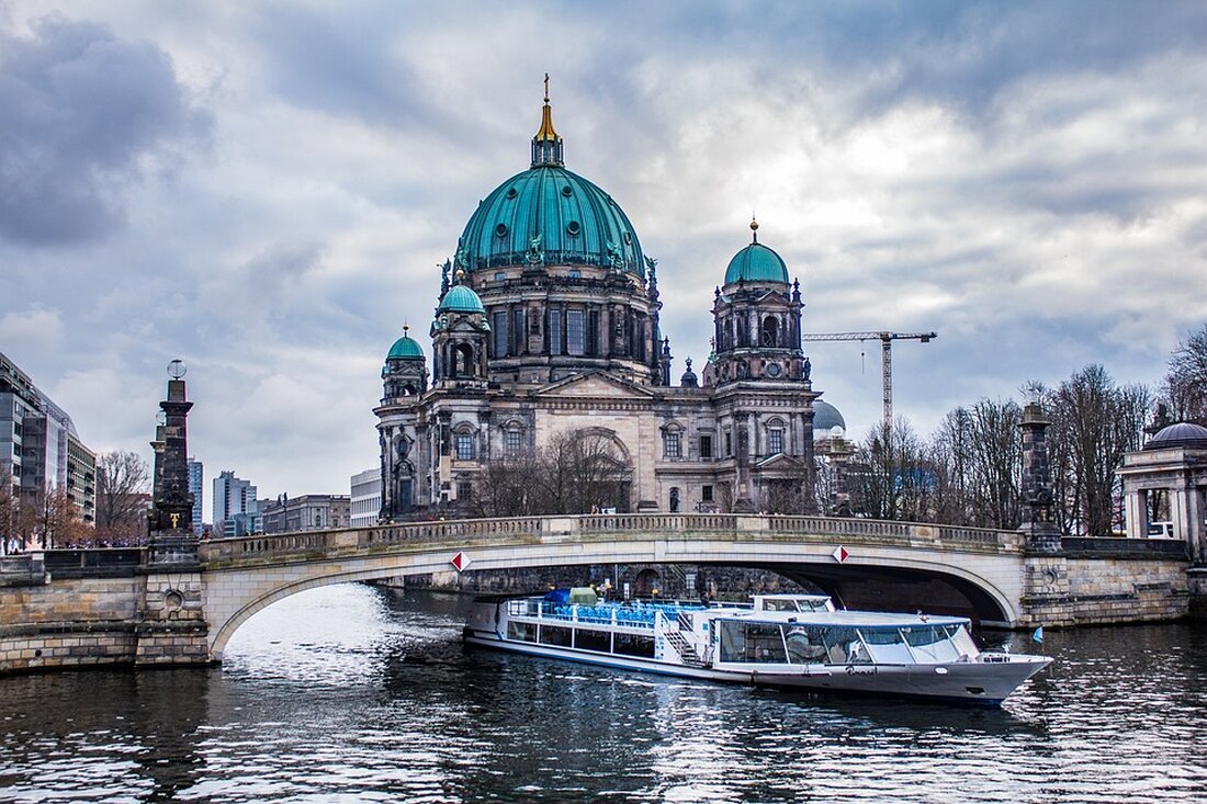 In Berlin werden verstärkte Kontrollen in den Parks eingeführt, um die Vermüllung zu bekämpfen. Die Mitarbeiter der Ordnungsämter werden in dieser Woche in Zivil- oder Dienstkleidung unterwegs sein und Besucher auf Verstöße ansprechen. Besonderes Augenmerk wird dabei auch auf Hundebesitzer gelegt, ob sie die Leinenpflicht für ihre Vierbeiner einhalten. Ziel dieser Aktion ist es, die Besucher für einen sorgsameren Schutz der Grünanlagen zu sensibilisieren. Im Bezirk Mitte werden allein etwa 50 Mitarbeiter von 6 bis 22 Uhr Streife gehen, um möglichst alle Grünanlagen des Bezirks zu überwachen. Das Hauptaugenmerk liegt dabei auf Parks wie dem James-Simon-Park und dem Monbijoupark, in …