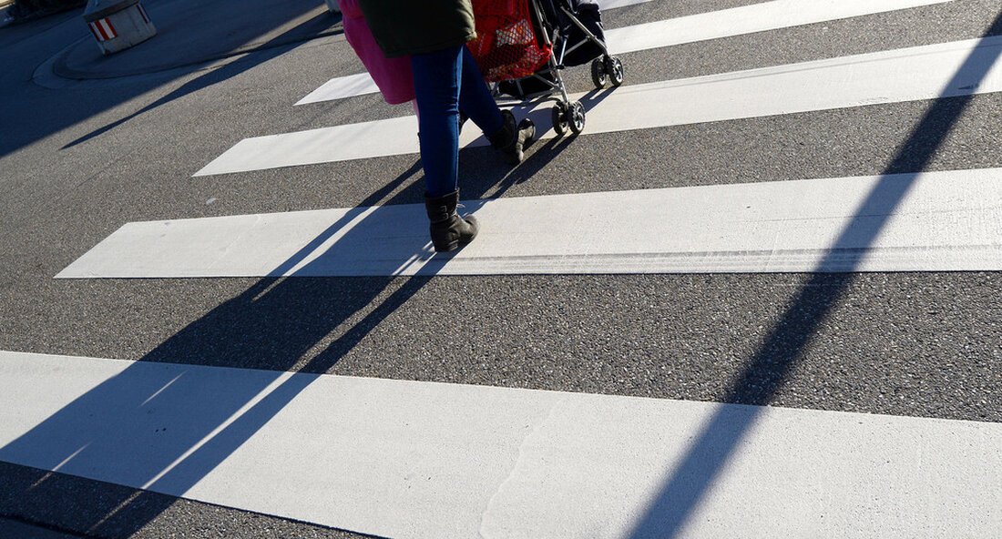 Im Rahmen eines Fußgängerchecks in der Gemeinde Malsch betonte Verkehrsstaatssekretärin Elke Zimmer die Bedeutung des Fußgängerverkehrs innerhalb der Stadt. Die Fußgängerkontrollen finden seit 2015 als bundesweite Maßnahme zur Förderung des Fußgängerverkehrs in den Kommunen statt. Der Staatssekretär im Verkehrsministerium, Elke ZimmerEr hat am Montag, 26. Juli, eine Besichtigung mit Bürgern im Rahmen der Fußgängerkontrollen in der Gemeinde Malsch im Rhein-Neckar-Kreis begleitet. Sie sagte: „Gerade im Fußgängerverkehr sind die Bürger ihrer Gemeinde sehr vertraut. Gemeinsam mit Planungsexperten nutzen Land und Kommunen dieses Wissen in der Fußgängerkontrollen seit Jahren – mit großem Erfolg! „. Der Staatssekretär fügte hinzu: „Viele Entscheidungsträger betrachten Fußgängerverkehr …