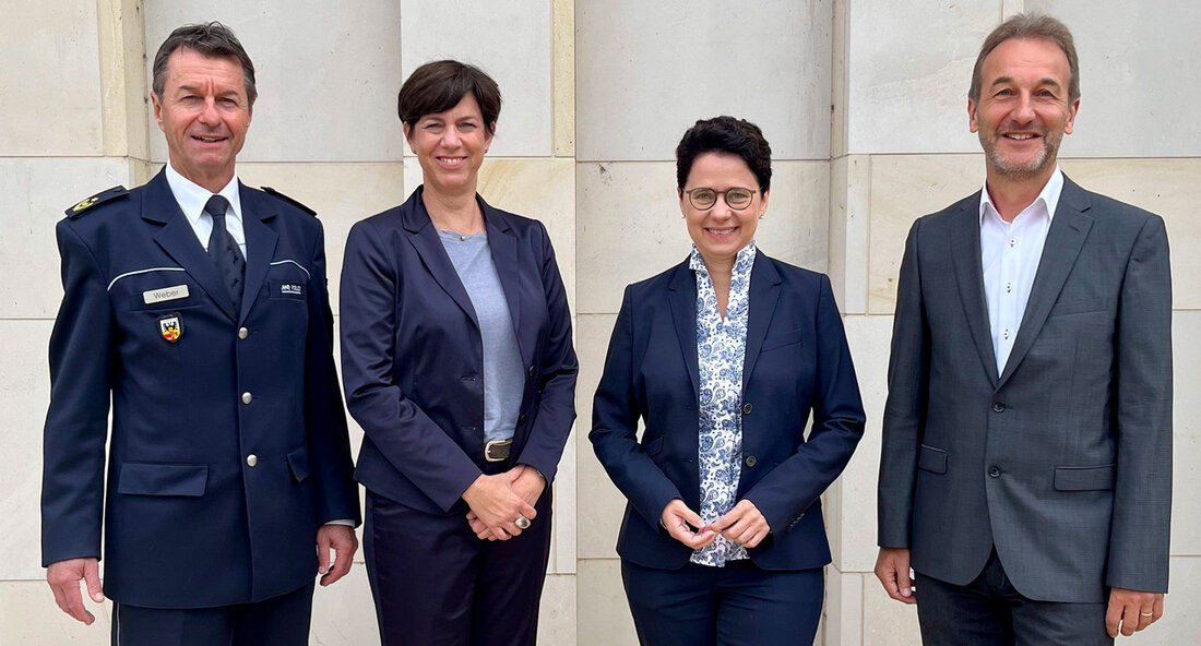 Beschleunigte Strafverfahren in Ulm eröffnet In Baden-Württemberg setzt die Justiz vermehrt auf beschleunigte Strafverfahren, bei denen das Urteil unmittelbar auf die Tat folgt. Hierfür werden die Amtsgerichte und Staatsanwaltschaften gezielt mit zusätzlichem Personal ausgestattet. Neu hinzugekommen ist nun auch Ulm. Die Stadt Ulm ist ein weiterer Standort in Baden-Württemberg, an dem die Durchführung beschleunigter Strafverfahren etabliert wird. Die Staatsanwaltschaft und das Amtsgericht Ulm werden dafür mit jeweils einer neuen Stelle für Staatsanwältinnen/Staatsanwälte beziehungsweise Richterinnen/Richter verstärkt. In Zukunft werden Staatsanwaltschaft, Amtsgericht und Polizei eng zusammenarbeiten und gemeinsam die Möglichkeit eines beschleunigten Verfahrens in jedem einzelnen Fall prüfen. Marion Gentges, Ministerin der …