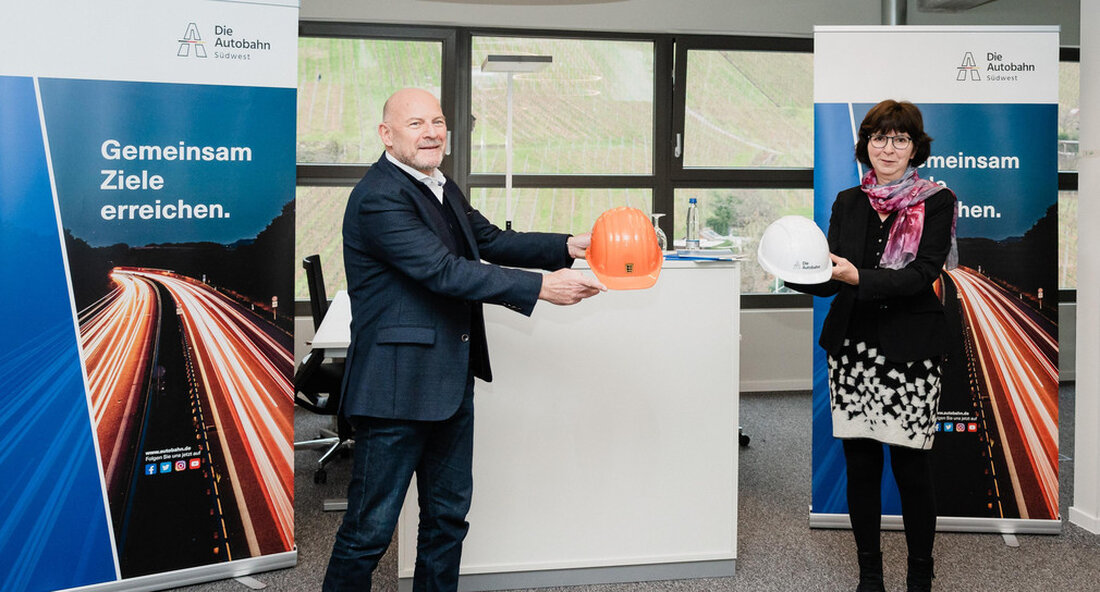 Bei einem Besuch der südwestlichen Niederlassung der Autobahn GmbH der Bundesregierung in der Hammermühle in Stuttgart-Obertürkheim dankte Verkehrsminister Winfried Hermann den Mitarbeitern der Straßenbauverwaltung für den Aufbau der Anlage. Die südwestliche Autobahnniederlassung wird am 1. Januar ihren Betrieb aufnehmen. Verkehrsminister Winfried Hermann hat den Sitz von Südwestlicher Zweig der Deutschen Autobahn GmbH besuchte die Hammermühle in Stuttgart-Obertürkheim. Christine Baur-Fewson, Leiterin der südwestlichen Niederlassung der Deutschen Autobahn GmbH, begrüßte den Verkehrsminister und führte ihn durch die neuen Räumlichkeiten. Bis zu 270 Mitarbeiter der Autobahnniederlassung Südwest werden dort künftig arbeiten und einen großen Teil des Autobahnnetzes in Baden-Württemberg sowie Teile von Rheinland-Pfalz …