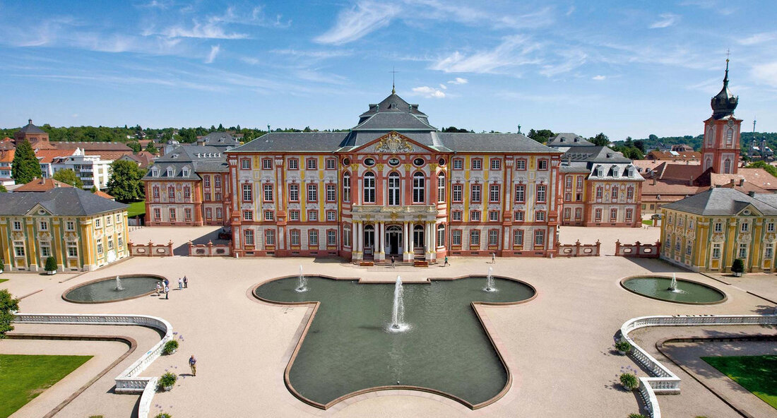 Historische Monumente in Baden-Württemberg verzeichnen Besucheranstieg um 23 Prozent Die Staatlichen Schlösser und Gärten Baden-Württemberg (SSG) haben eine positive Bilanz für das Jahr 2023 veröffentlicht. Knapp 3,6 Millionen Gäste besuchten die 63 historischen Monumente des Landes, was im Vergleich zum Vorjahr einem Anstieg um 23 Prozent entspricht. Diese Zahlen sind fast wieder auf dem Niveau vor der Corona-Pandemie, was auf eine erfolgreiche Erholung des Tourismussektors hindeutet. Ein Grund für den Anstieg der Besucherzahlen sind die vielen Veranstaltungen und Ausstellungen, die in den Schlössern und Klöstern stattfanden. Besondere Großveranstaltungen, wie die Sommernacht zum 300-jährigen Jubiläum der Orangerie von Schloss und Schlossgarten …