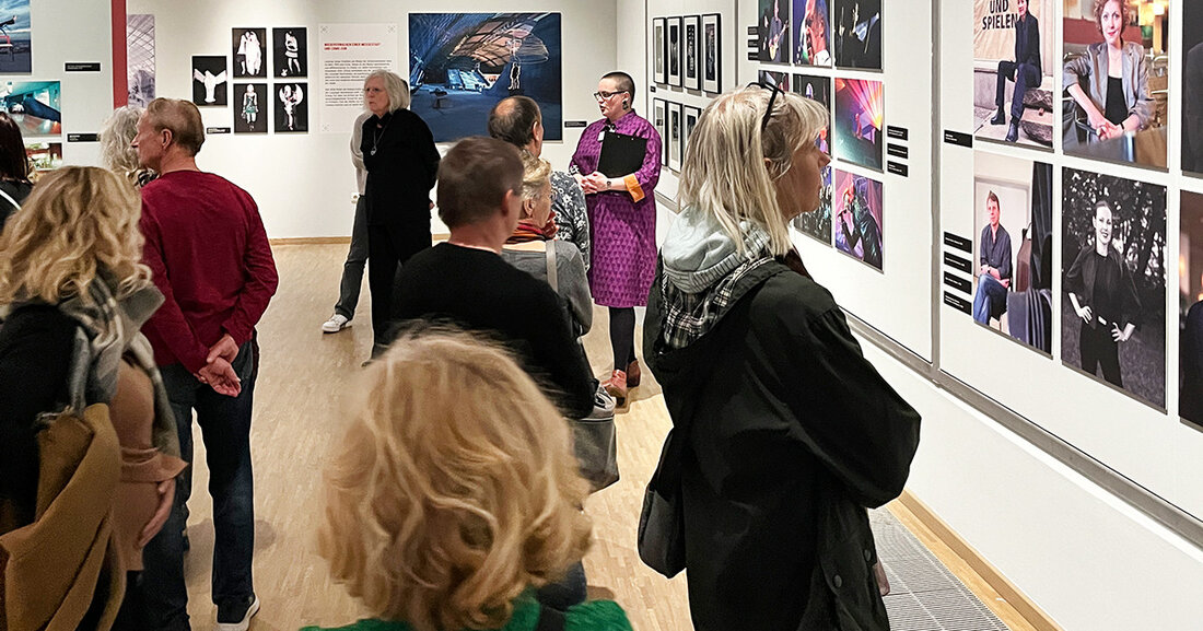 Im I. Quartal des Jahres 2024 verzeichneten die städtischen Museen in Leipzig einen signifikanten Anstieg der Besucherzahlen. Dieser Anstieg wird auf die Einführung des freien Eintritts in die Dauerausstellungen zurückgeführt. Alle vier Häuser – das Museum der bildenden Künste, das Grassi Museum für Angewandte Kunst, das Stadtgeschichtliche Museum und das Naturkundemuseum – verzeichneten einen Zuwachs an Besuchern im vier- bis fünfstelligen Bereich im Vergleich zum Vorjahresquartal. Besonders das Stadtgeschichtliche Museum verzeichnete das größte Plus mit 10.857 zusätzlichen Besuchern, gefolgt vom Museum der bildenden Künste mit 5.945, dem Grassi Museum mit 4.957 und dem Naturkundemuseum mit 4.381 zusätzlichen Besuchern. Direktor Dr. …
