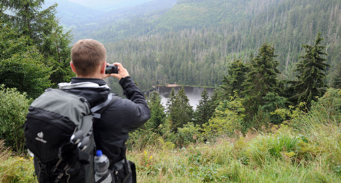 Die Weiterentwicklung des Nationalparks Schwarzwald soll durch eine breite und transparente Öffentlichkeitsbeteiligung unterstützt werden. Die Landesregierung will den Nationalpark stärken. Sie steht für eine einzigartige Landschaft und ist ein wichtiger Rückzugsort für die Tiere und Pflanzen unserer Heimat. Die Weiterentwicklung der Nationalpark Schwarzwald sollte von einem breiten und transparenten Beteiligungsprozess begleitet werden. Überlegungen zur konkreten Ausgestaltung und nächste Schritte wurden in der Sitzung des Nationalparkrates vorgestellt. Umweltminister Thekla Walker betonte: „Auch wenn es schon wichtige Vorarbeiten und Vorgespräche gegeben hat – für mich ist das heutige Treffen der Startschuss für die Weiterentwicklung des Nationalparks, an der wir aus gutem Grund …