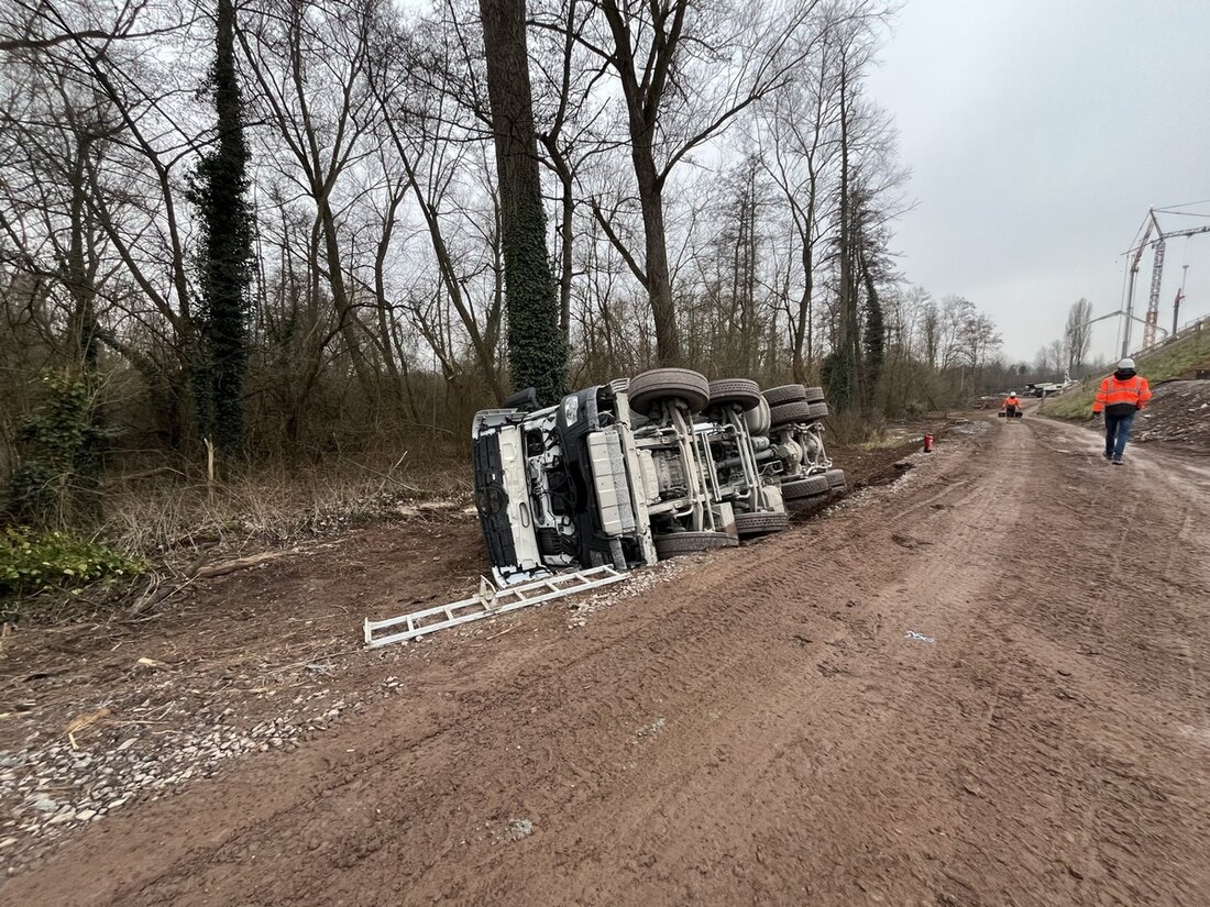 Am 20.02.2025 verletzte sich ein 22-jähriger LKW-Fahrer leicht bei einem Unfall mit einem Betonmischer in Godramstein.