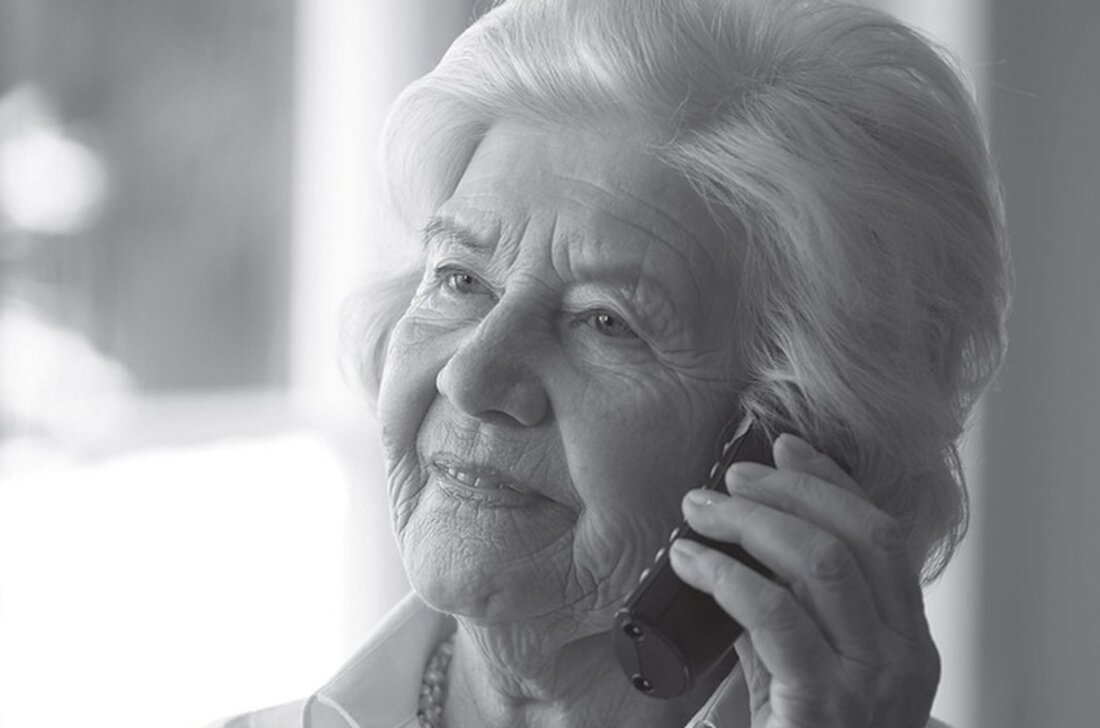 In Mettmann wurde eine 85-Jährige Opfer eines Betrugs durch falsche Bankmitarbeiter. Die Polizei ermittelt und warnt vor Telefonbetrug.