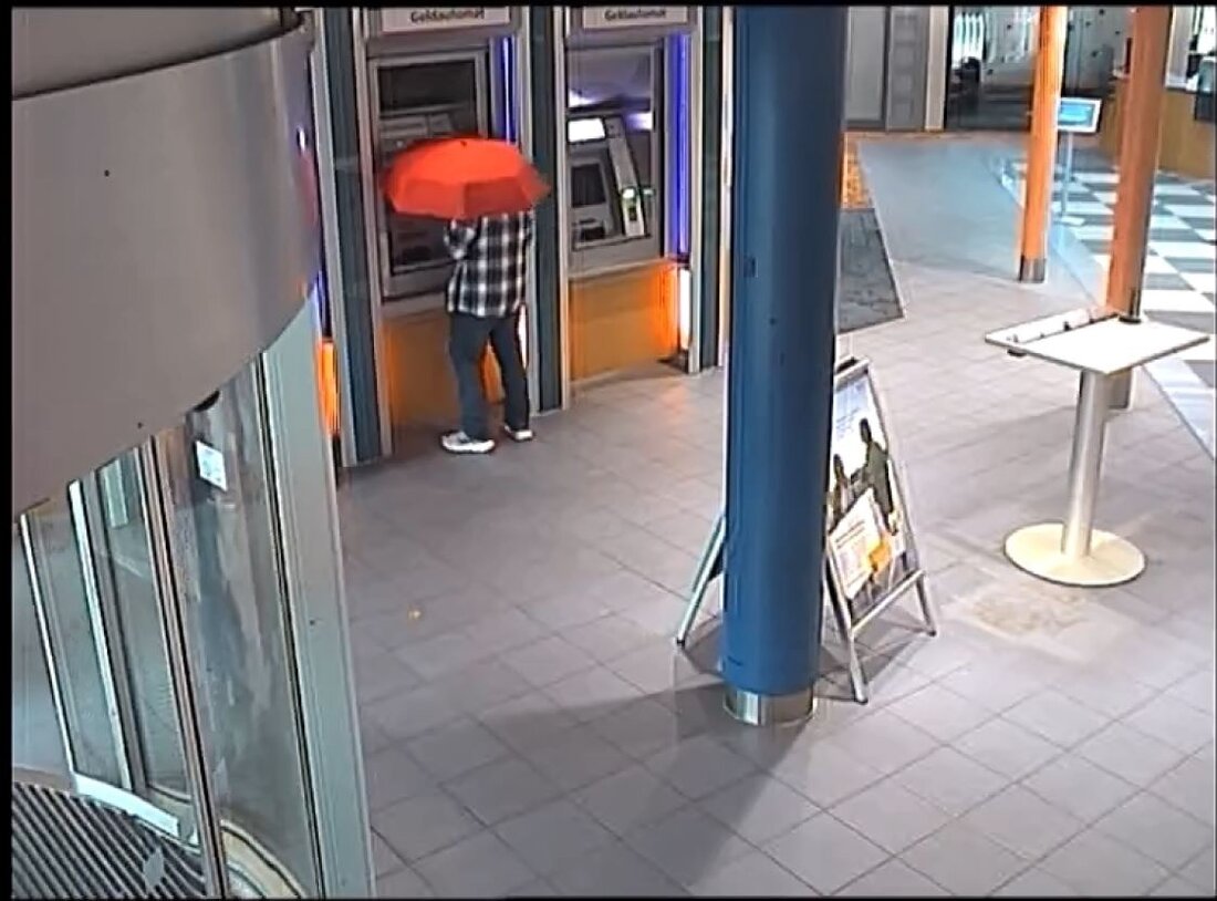 Polizei sucht Hinweise zu EC-Karten-Betrüger in Wolfenbüttel. Täter nutzt gestohlene Karte. Fotos verfügbar.