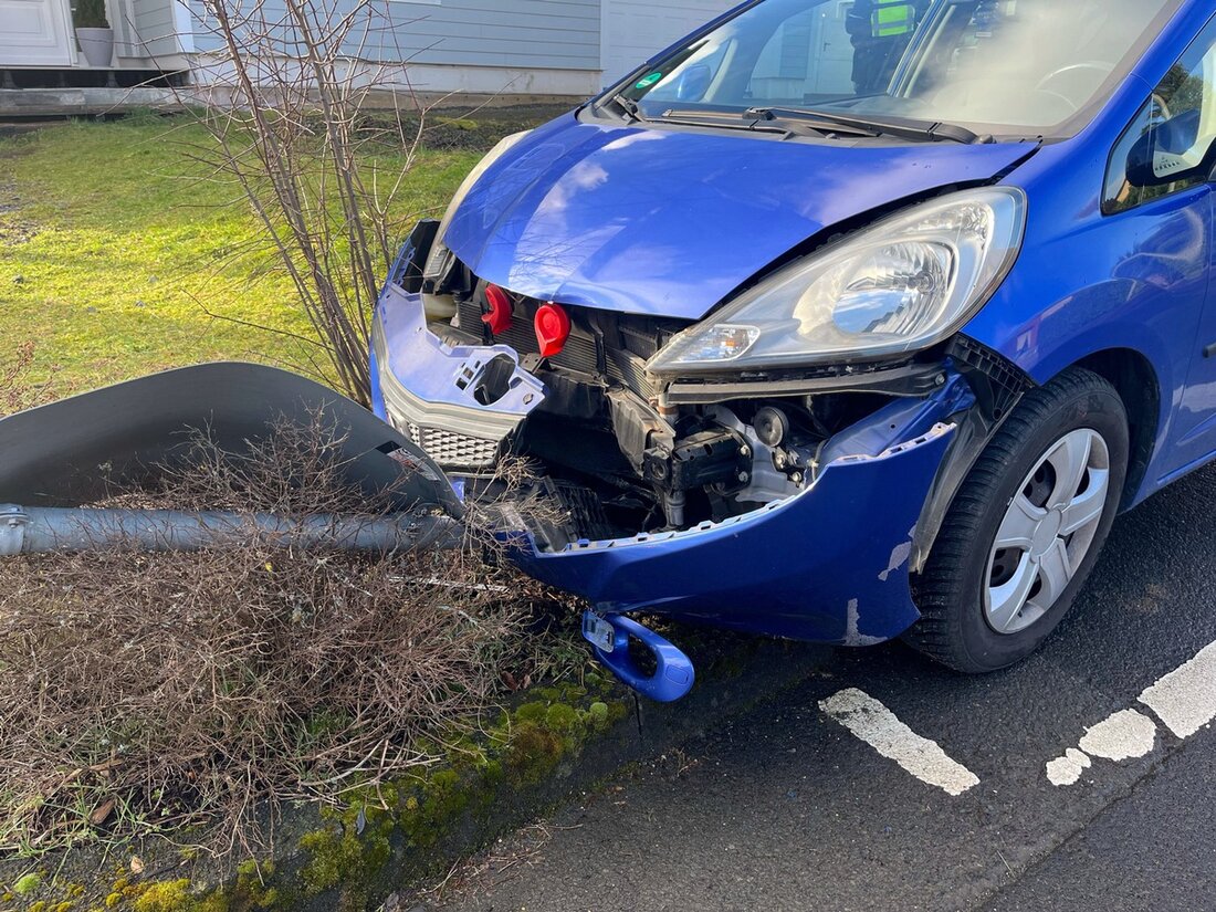 Eine 63-jährige Autofahrerin verursachte in Waldbröl einen Unfall und flüchtete. Die Polizei stellte Alkoholmissbrauch fest.