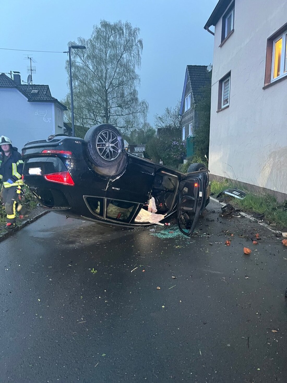 Ein alkoholisierter 26-Jähriger überschlug sich mit seinem Audi in Kotthausen. Beide Insassen wurden schwer verletzt und ins Krankenhaus gebracht.