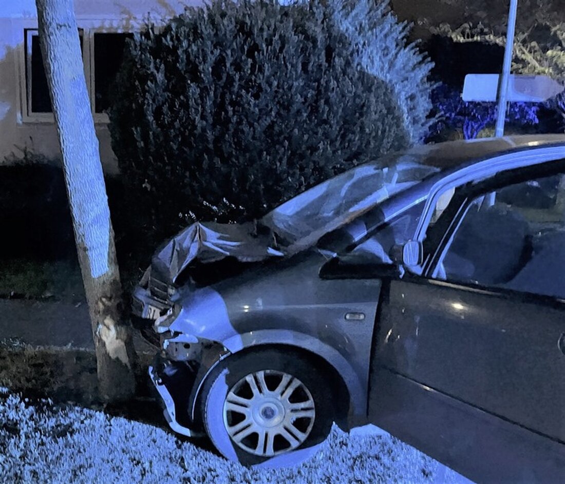 Ein betrunkener PKW-Fahrer verunfallte in Bielefeld, prallte gegen einen Baum und erlitt leichte Verletzungen. Ermittlungen laufen.