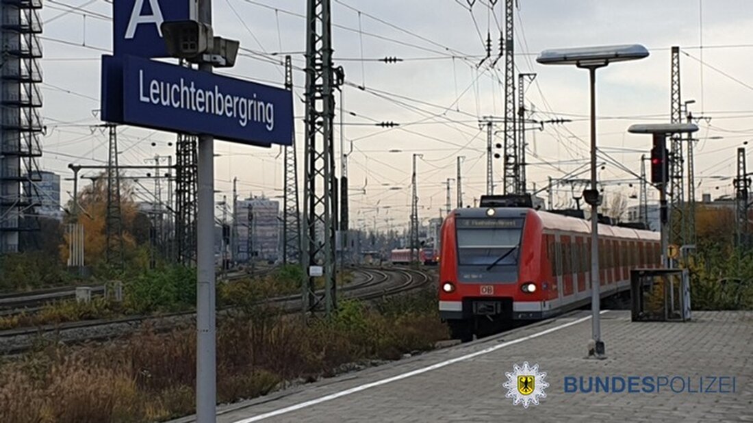 Am 9. April verletzte sich ein betrunkener Mann am S-Bahnhof Leuchtenbergring schwer, als er gegen eine S-Bahn lief.