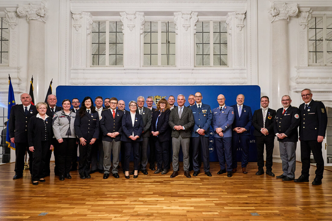 Innenminister verleiht Bevölkerungsschutz-Ehrenzeichen an 22 engagierte Personen In einer feierlichen Verleihung am 5. Februar 2024 in Stuttgart hat der stellvertretende Ministerpräsident und Innenminister Thomas Strobl das Bevölkerungsschutz-Ehrenzeichen an 20 Personen verliehen, die sich für den Bevölkerungsschutz ganz besonders verdient gemacht haben. Zusätzlich erhielten zwei weitere Personen das Bevölkerungsschutz-Ehrenzeichen aus dem Jahr 2022. Die Auszeichnung ist die höchste im Bevölkerungsschutz des Landes Baden-Württemberg und würdigt das große Engagement und den unermüdlichen Einsatz der Geehrten. Das Bevölkerungsschutz-Ehrenzeichen wurde an Personen verliehen, die sich sowohl ehrenamtlich als auch im Hauptberuf für den Bevölkerungsschutz engagieren. Unter den Geehrten befinden sich Vertreter verschiedener Hilfsorganisationen wie …
