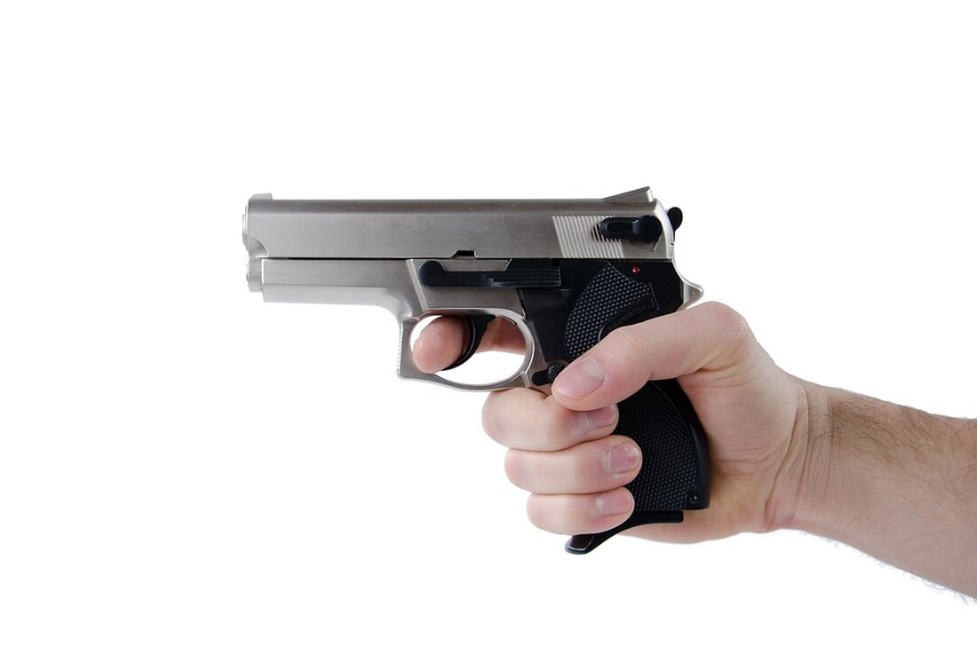 Lottogeschäft in Berlin-Mitte überfallen: Vier Männer bedrohen Inhaber mit Schusswaffe und rauben Tageseinnahmen In Berlin-Mitte wurde am Sonntagmorgen ein Inhaber eines Lottogeschäfts von vier Männern mit einer Schusswaffe bedroht und ausgeraubt. Der Vorfall ereignete sich gegen 2.00 Uhr auf der Exerzierstraße im Ortsteil Wedding. Der 48-jährige Ladenbesitzer war zu diesem Zeitpunkt mit den Tageseinnahmen unterwegs. Die Täter bedrohten ihn, nahmen das Geld an sich und flüchteten anschließend in ein Mietfahrzeug. Glücklicherweise war der 48-Jährige nicht bereit, den Raub einfach hinzunehmen. Er verfolgte die Räuber mit einem Zeugen und alarmierte gleichzeitig die Polizei. Die Beamten konnten das Fluchtauto schließlich auf der …