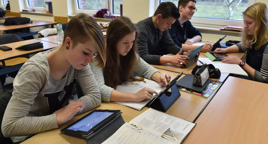 Das Land und das Institut für Bildungsanalyse wollen die Digitalisierung der Schulen vorantreiben. Daher wird ein Verfahren zur Erfassung des digitalen Entwicklungsstands in Schulen erprobt. Das Tool soll Schulen bei ihrer digitalen Entwicklung unterstützen, indem es Stärken und Entwicklungsfelder sichtbar macht. Bund und Länder haben unter Beteiligung der Schulträger in den vergangenen zwei Jahren massiv investiert Investitionen in digitale Ausstattung in Schulen – auch weil die Corona-Pandemie hat einen enormen Digitalisierungsschub ausgelöst. Dafür gebührt den Schulen, Lehrern, Schulleitungen und Schülern großer Dank und Respekt. Sie alle haben sich dafür eingesetzt, dass die Schulen im Land schnell auf digitale Formate umgestellt …