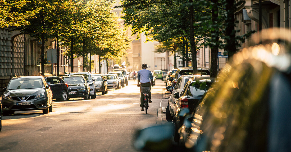 Bewohnerparkausweise können ab jetzt online bezahlt werden Die Ausweise für das Bewohnerparken können ab jetzt via E-Payment unkompliziert und sicher bezahlt werden. Angeboten werden derzeit die Zahlungsmethoden giropay und Kreditkarte. „Die zunehmende Einbindung von E-Payment-Lösungen in unsere Antrags- und Genehmigungsverfahren sind wichtige Schritte im Ausbau digitaler Zugangsmöglichkeiten“, erläutert Matthias Laube, Leiter des Ordnungsamtes. „Dadurch können alle Bürgerinnen und Bürger die Vorteile der Digitalisierung im Kontakt mit unserer Behörde ausschöpfen und Vorgänge vollständig online abwickeln.“ Formularzugang über Amt24 Der Formularzugang ist über Amt24.sachsen.de möglich. Für den Antrag sind der Personalausweis oder der elektronische Aufenthaltstitel mit aktivierter Online-Ausweisfunktion sowie ein NFC-fähiges Smartphone …