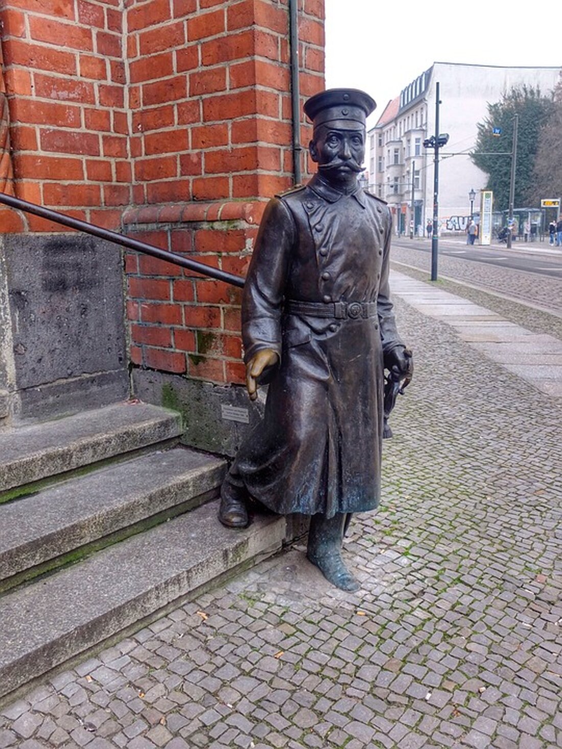 Der Bezirksstadtrat für Weiterbildung, Schule, Kultur und Sport, Marco Brauchmann, informiert darüber, dass die Köpenicker Blutwoche von 1933 Thema eines Figurentheaters im ABC Hirschgarten und im KungerKiezTheater sein wird. Diese tragischen Ereignisse, die sich im Juni 1933 in Köpenick abgespielt haben, sind ein dunkles Kapitel in der Geschichte Berlins. Während dieser Zeit wurden Hunderte von Menschen aus Köpenick von der Straße oder aus ihren Wohnungen entführt und tagelang gefoltert, was zu über 20 Todesopfern führte. Auffällig ist, dass die Polizei und die Justiz nicht eingegriffen haben, um die Opfer zu schützen, und es kaum zivile Gegenwehr gab. Sogar Nachbarn wurden …