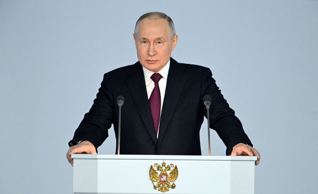Wladimir Putin hat seine Schärfe gegenüber dem Westen geschärft, als Präsident Joe Biden, frisch von einem Besuch in Kiew, die westliche Demokratie dafür lobte, dass sie sich der nackten russischen Aggression widersetzt. In einer Woche voller Ereignisse vor dem Jahrestag der russischen Invasion in der Ukraine am Freitag sprach Herr Putin zuerst. Der Westen habe Nazi-Deutschland ermöglicht, behauptete er, und die Ukraine in ein Neonazi-Regime verwandelt, das „gegen Russland“ sei. Stunden später sagte Herr Biden, Autokraten hätten nur ein Wort verstanden: „Nein, nein, nein!“ „Putin dachte, die Welt würde umkippen, er hat sich geirrt“, sagte er und schwor, dass die …