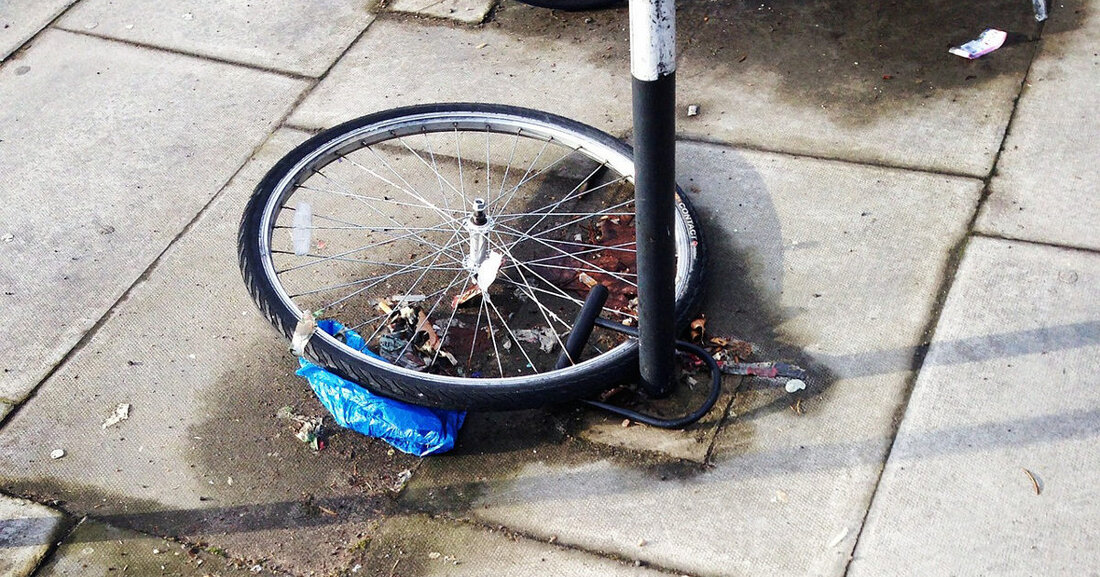 Bike IT: Fahrradboxen für mehr Sicherheit und leichteres Umsteigen Insgesamt 208 Fahrradabstellplätze an zwölf Standorten sollen künftig besser vor Diebstahl schützen sowie den Umstieg auf Bus und Bahn für Fahrradfahrer vereinfachen und bequemer machen. © Pixabay CC0 1.0 Universell Wie aus der Sitzung der Verwaltungsspitze hervorgeht, sind im Rahmen des geförderten Projekts „Bike IT“ bis Mai 2023 abschließbare Fahrradboxen geplant, die zum Teil auch über E-Ladestationen für Pedelecs und E-Bikes verfügen. Das Auffinden, Bezahlen und Nutzen der Sammelschließanlagen und Fahrradboxen wird nutzerfreundlich über die LeipzigMOVE-App der Leipziger Verkehrsbetriebe ermöglicht. Leipzigs Radverkehrsbeauftragter Dr. Christoph Waack: „Die Ausstattung der Haushalte mit Pedelecs …