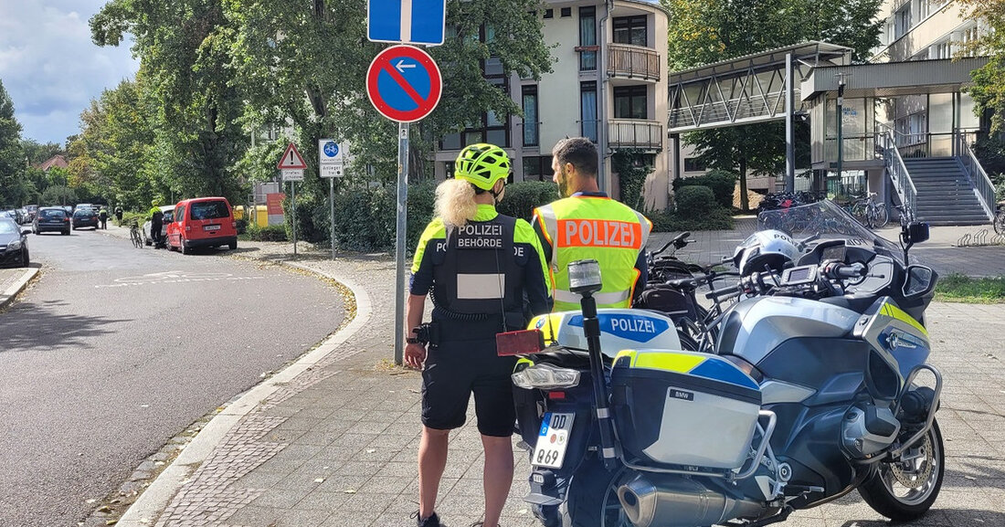 Bilanz zu gemeinsamen Kontrollen von Ordnungsamt und Polizei: 800 Gespräche, 899 Ordnungswidrigkeiten, 30 abgeschleppte Autos Im Rahmen der gemeinsamen Großkontrolle von Ordnungsamt und Polizei am Samstag, 10. September 2022, rund um die Kleinmesse und das Bundesliga-Spiel zwischen RB Leipzig und Borussia Dortmund wurden zwischen 12:30 und 24 Uhr 800 Gespräche geführt und 899 Ordnungswidrigkeiten zur Anzeige gebracht. Ordnungsamt und Polizeidirektion Leipzig kontrollieren gemeinsam Parkverstöße rund um Stadion und Kleinmesse. Insgesamt mussten bei der konzertierten Aktion gegen Parkverstöße 30 Fahrzeuge abgeschleppt werden, weil diese auf Fuß- oder Radwegen geparkt wurden und die Fahrer nicht erreichbar waren. Insbesondere illegales Grünflächenparken und das &hellip;