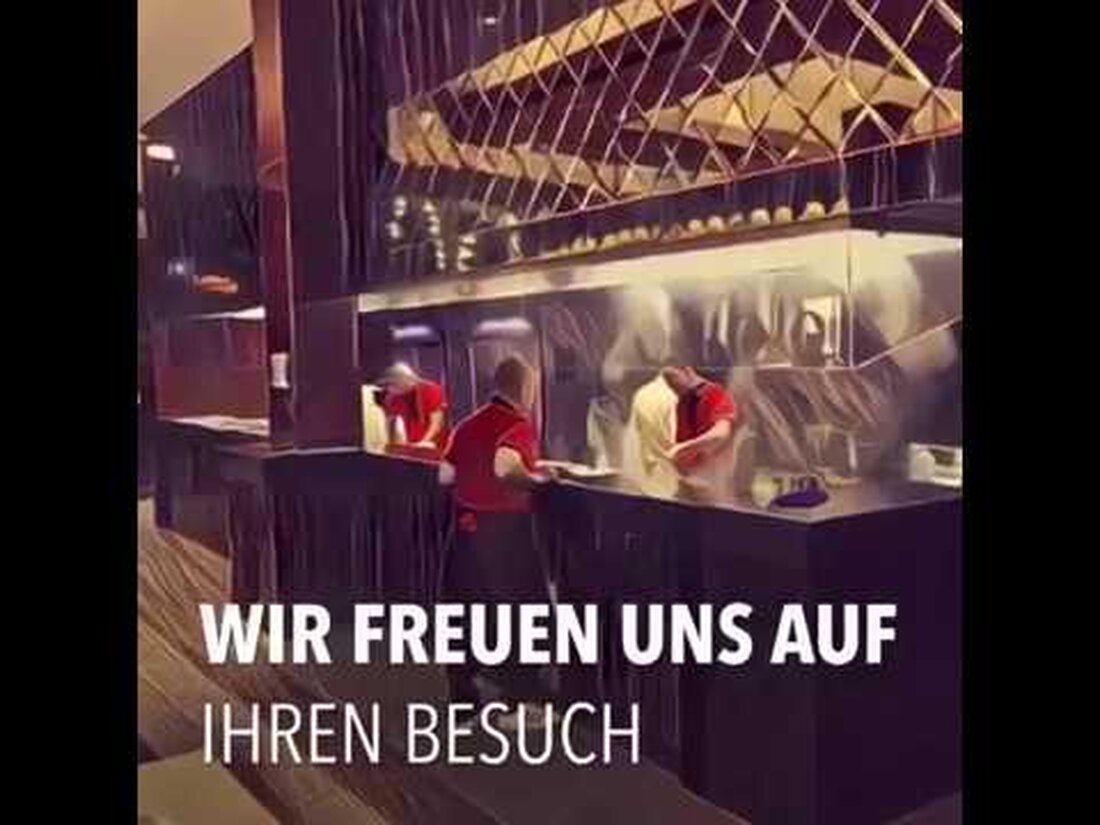 ALLES, WAS SIE ESSEN UND TRINKEN KÖNNEN. Entscheiden Sie sich für eine Sauce Ihrer Wahl. Dann bereiten wir Ihre Komposition mit Live-Kochen auf unserem Teppanyaki-Grill für Sie vor. FRISCHE ZUTATEN / FEINSTE ZUTATEN REGIONALE PRODUKTE BEVORZUGT Unser gesamtes Gemüsesortiment wird von lokalen Partnern geliefert. Wir beziehen uns bewusst auf Gemüselieferanten in der geografischen Umgebung des Unternehmens. Dies ermöglicht es uns, kurze Transportwege zu schaffen und das Risiko von Transportfehlern zu verringern. Die Nähe zum Lieferanten stellt sicher, dass die Qualität langfristig erhalten bleibt. Gute Qualität Geringes Ausfallrisiko Just in time Anwendbarkeit Wir freuen uns auf Ihren Besuch! Ihr Gourmet-Palast in …