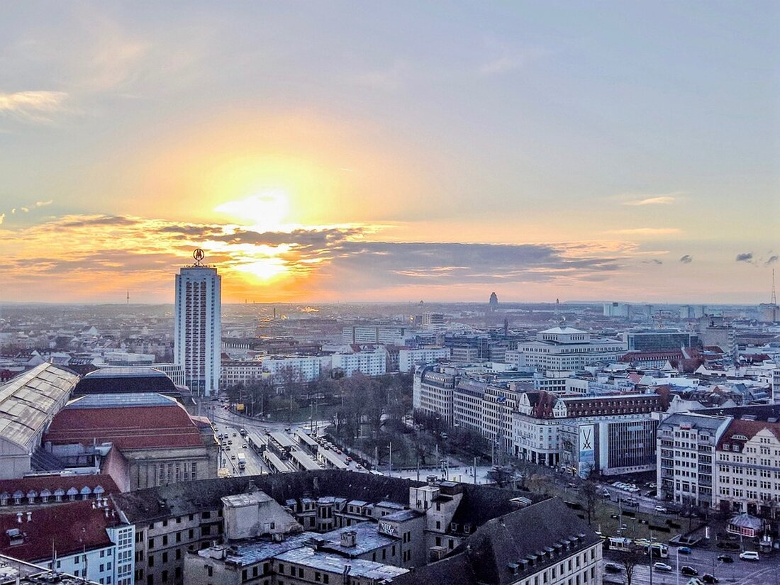 Vielen Schulen und Kitas fehlt Personal Vielen Schulen und Kitas fehlt es an qualifiziertem Personal, was zu großen Problemen führt. Aus diesem Grund haben sich am Samstag mehrere hundert Menschen auf dem Augustusplatz versammelt, um am Bildungsprotest teilzunehmen. Einer der Teilnehmer war Tom Fürst, der sein Referendariat abgebrochen hat, da er die Situation nicht mehr ertragen konnte. Tom Fürst und sein Beitrag zum Bildungsprotest Tom Fürst, ein Dresdner, hat am Samstag eine Rede beim Bildungsprotest gehalten, die ihm viel Mut abverlangt hat. Die Aufregung vor seinem Auftritt und die damit verbundenen Emotionen ließen fast ein paar Tränen fließen. Doch trotzdem …