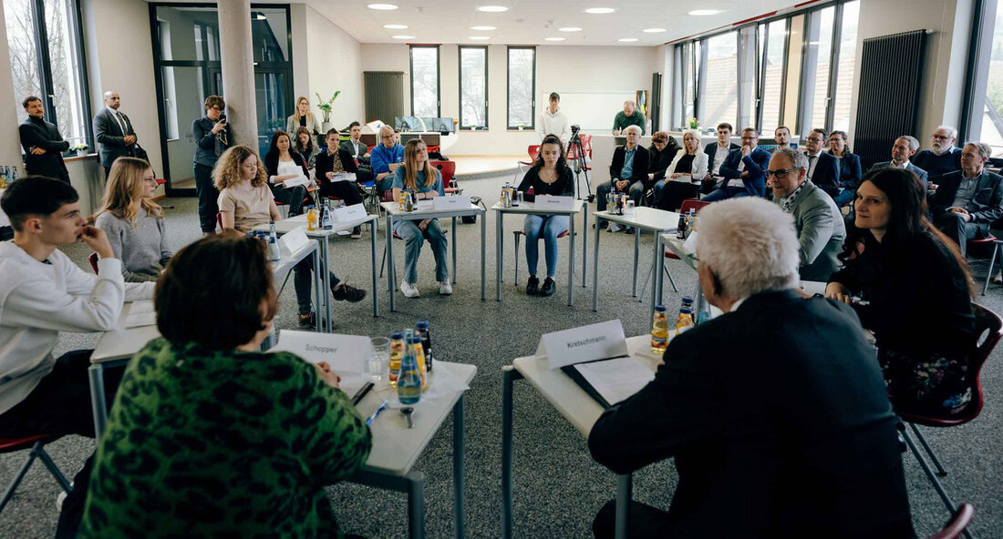 Bildungsreform in Baden-Württemberg: Ministerpräsident Kretschmann und Kultusministerin Schopper informieren sich in Pfullingen Pfullingen – In einem aktuellen Besuch an einer Schule in Pfullingen haben Ministerpräsident Winfried Kretschmann und Kultusministerin Theresa Schopper neue Entwicklungen und Herausforderungen der Bildungsreform im Land diskutiert. Der Fokus lag insbesondere auf der Reform von Realschulen, Werkrealschulen und Gemeinschaftsschulen. Mit dieser Initiative wollen die Landesregierung neue Maßstäbe in der Schulbildung setzen und auf die sich verändernden Bedürfnisse der Schüler und des Bildungssystems reagieren. Laut Kretschmann ist das Ziel, die Schulformen so zu gestalten, dass sie den individuellen Bedürfnissen der Schüler besser gerecht werden. „Bildung ist der Schlüssel &hellip;