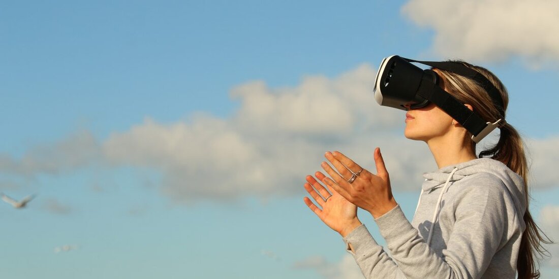 Bill Gates sagt, dass in drei Jahren die meisten Ihrer Büromeetings im Metaverse stattfinden werden, wobei Ihr digitaler Avatar eine zentrale Rolle bei Ihren Interaktionen spielt. Facebook hat seine Horizon Worlds nach einer Einladungsphase in den letzten Jahren für alle Erwachsenen in den USA und Kanada eingeführt. Metaverse, die Virtual-Reality-Welt, die mehr Hype bekommt als Blockchain oder Kryptowährungen, wird zumindest laut Bill Gates bleiben. Der Microsoft-Gründer glaubt, dass in zwei bis drei Jahren alle Ihre Büromeetings im Metaversum stattfinden werden. An anderer Stelle hat Mark Zuckerberg einen großen Schritt in Richtung Dominanz dieser neuen virtuellen Welt gemacht, indem er Horizon …