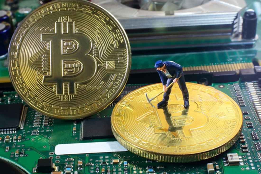 Bitfarms hat im März 286 BTC abgebaut, gegenüber 300 im Februar. Das Flotten-Upgrade von Bitfarms zielt auf eine Effizienz von 21 EH/s und 21w/TH ab. Bitfarms verkaufte 284 BTC und erhöhte die Staatsbestände auf 806 BTC. Bitfarms Ltd. (BITF), ein führendes globales Bitcoin-Mining-Unternehmen, verzeichnete im März 2024 einen leichten Rückgang seiner Bitcoin (BTC)-Produktion, obwohl das Unternehmen weiterhin versucht, seine Mining-Flotte zu erweitern und zu modernisieren. Bitfarms hat im März 2024 insgesamt 286 BTC abgebaut, gegenüber 300 BTC im Februar. Dieser Produktionsrückgang ist auf verschiedene Faktoren zurückzuführen, unter anderem auf die Teilnahme an netzstabilisierenden Drosselungsprogrammen und Kraftwerkswartungsaktivitäten in Argentinien. Darüber hinaus …