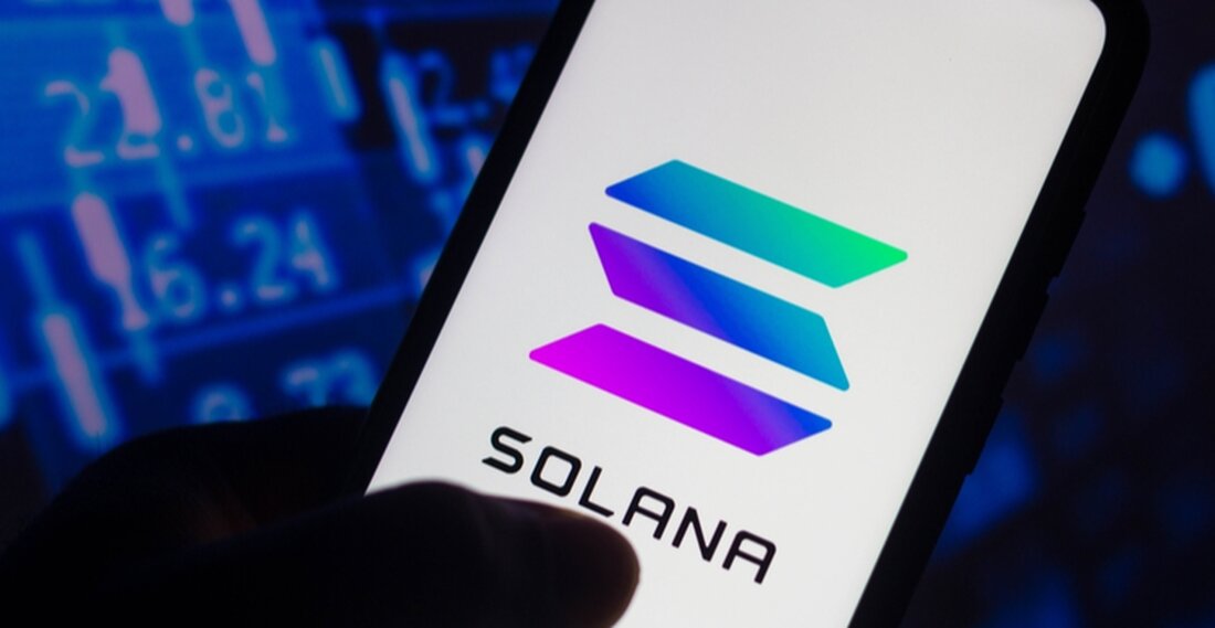 Pantera Capital hat weitere Solana (SOL) aus der FTX-Insolvenzmasse erworben. FTX versteigert SOL, wobei weitere Token an erfolgreiche Bieter verkauft werden sollen. Pantera Capital hat einen weiteren Vorrat an Solana (SOL)-Token zu ermäßigten Preisen von der FTX-Insolvenzmasse Bloomberg erworben gemeldet. Das Krypto-Risikokapitalunternehmen im Wert von 5,2 Milliarden US-Dollar sicherte sich den neuen Bestand an gesperrten SOL, nachdem es zu einem der Gewinner der laufenden Auktion von Solana-Tokens wurde. Pantera hat zusammen mit dem Krypto-Unternehmen Galaxy Digital bei der SOL-Auktion im Wert von 1,9 Milliarden US-Dollar im letzten Monat weitere Altcoins ergattert. Dem heutigen Bericht zufolge hat das Unternehmen weitere Token …